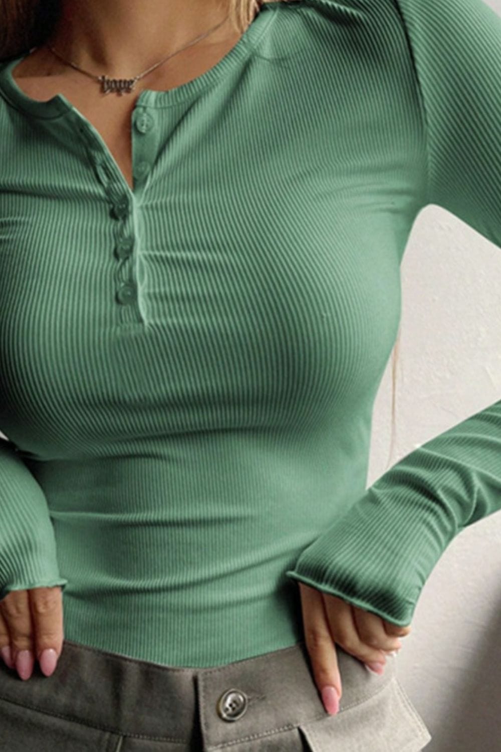 LAARNIE - Figurbetonter Gerippter Strickpullover mit Knopfleiste 2024