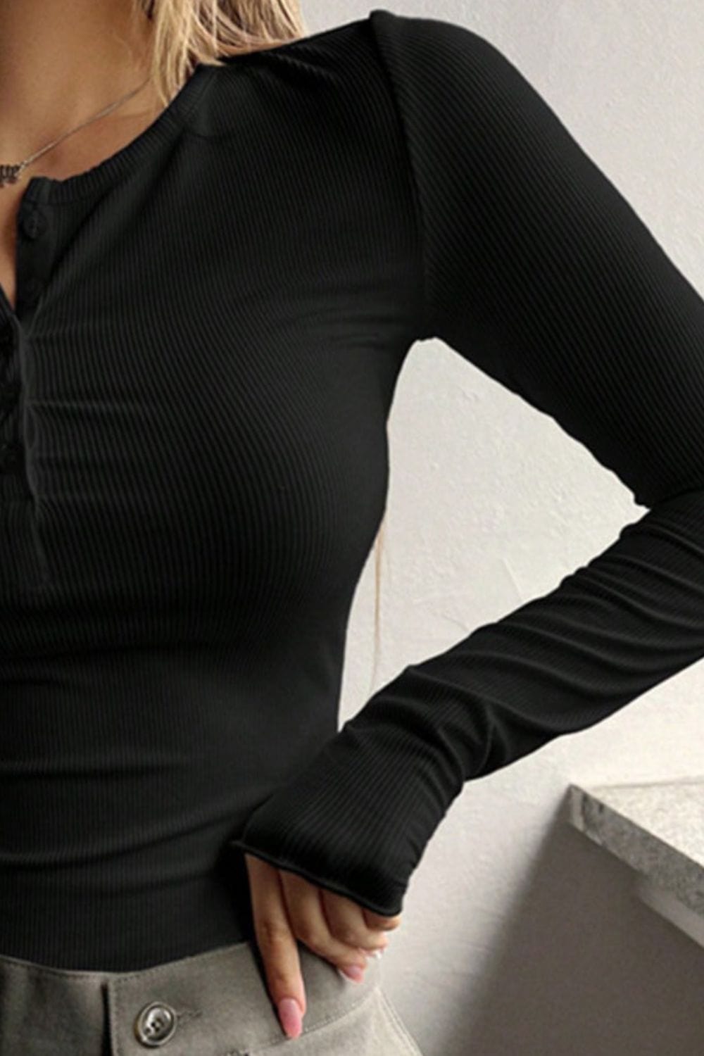 LAARNIE - Figurbetonter Gerippter Strickpullover mit Knopfleiste 2024