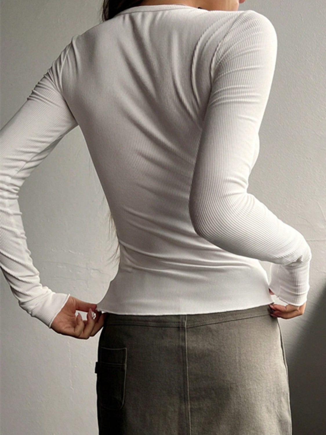 LAARNIE - Figurbetonter Gerippter Strickpullover mit Knopfleiste 2024