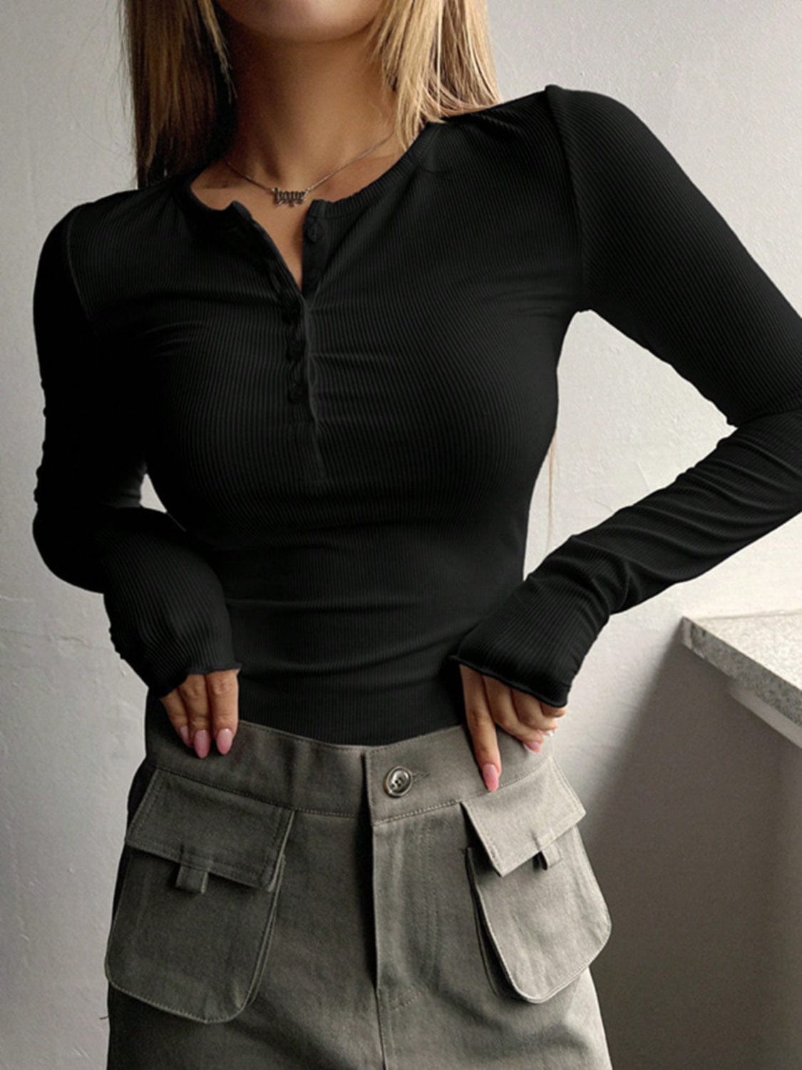 LAARNIE - Figurbetonter Gerippter Strickpullover mit Knopfleiste 2024