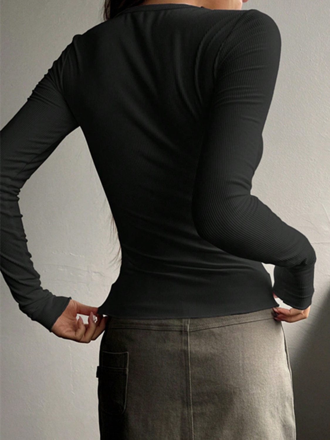 LAARNIE - Figurbetonter Gerippter Strickpullover mit Knopfleiste 2024