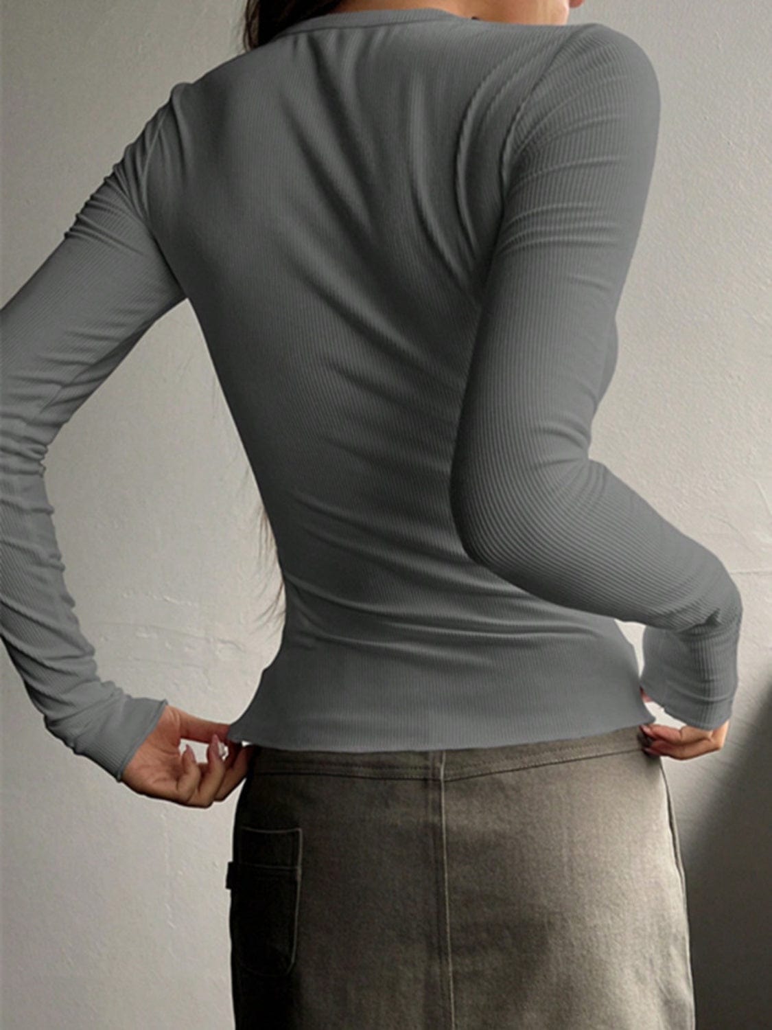 LAARNIE - Figurbetonter Gerippter Strickpullover mit Knopfleiste 2024