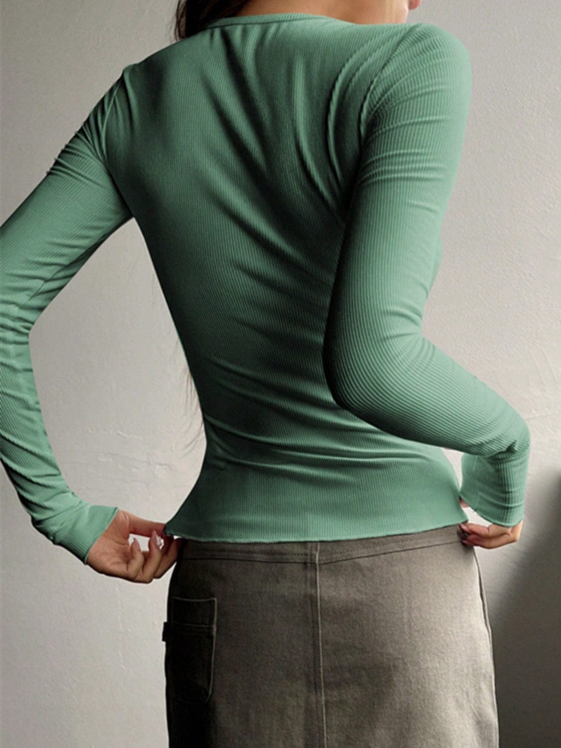 LAARNIE - Figurbetonter Gerippter Strickpullover mit Knopfleiste 2024